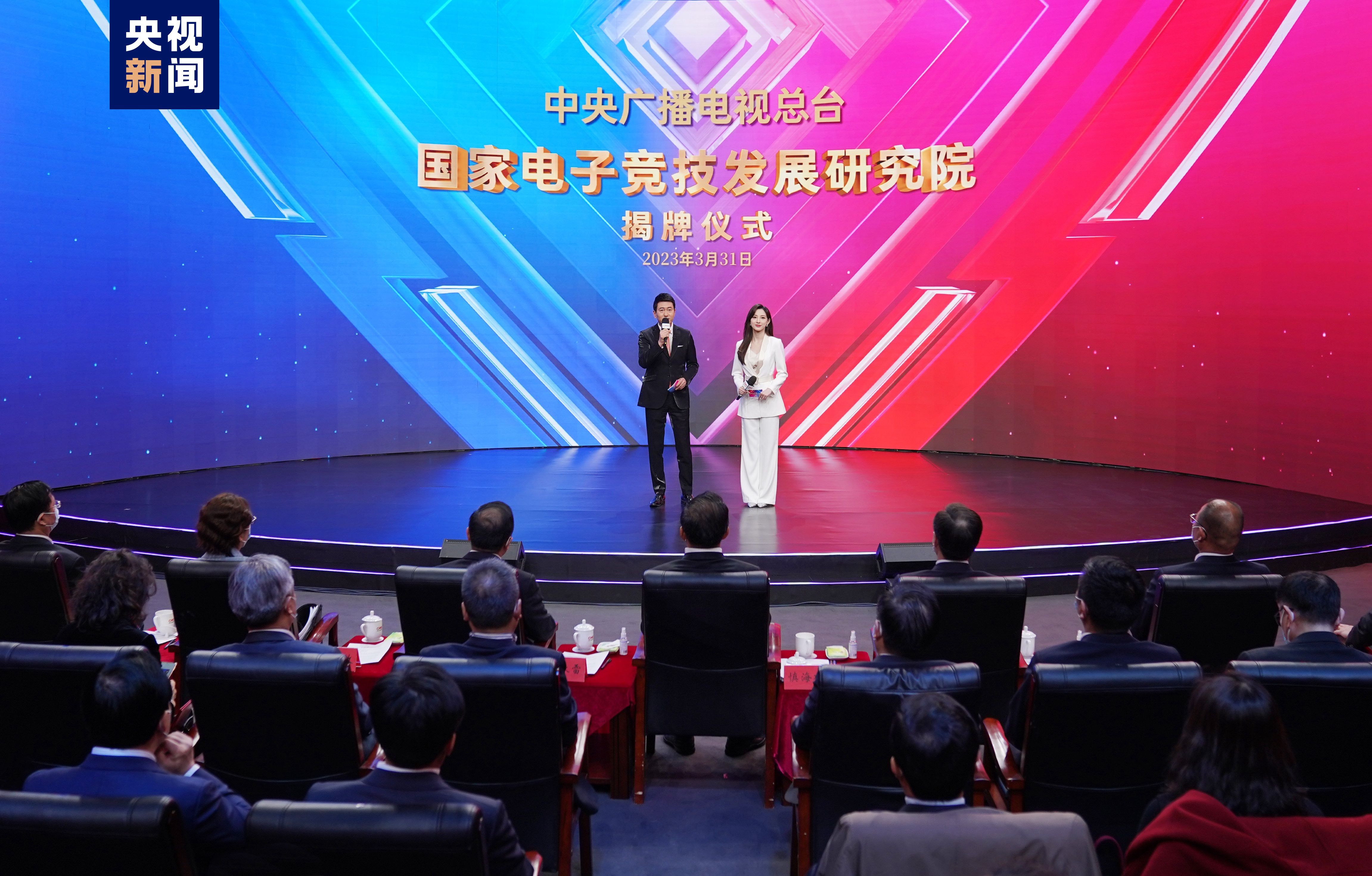 运动场馆如何提供机会给青少年参与社区建设？